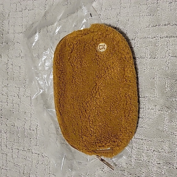 Lululemon Everywhere Fleece Belt Bag NWT - Picture 4 of 4